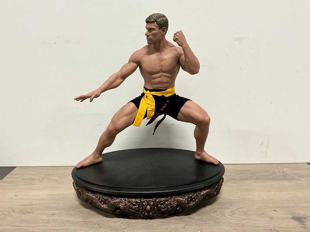 Jean-claude van damme standbeeld - afbeelding 2 van  7