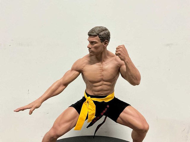Jean-claude van damme standbeeld - afbeelding 3 van  7