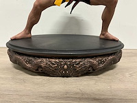 Jean-claude van damme standbeeld - afbeelding 4 van  7