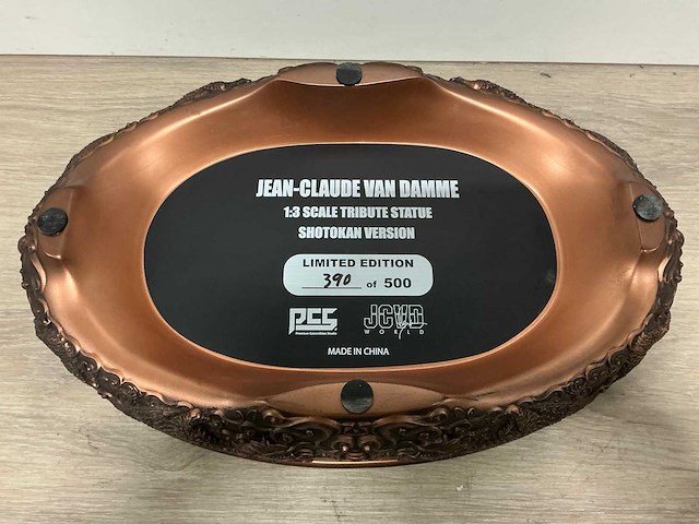 Jean-claude van damme standbeeld - afbeelding 5 van  7