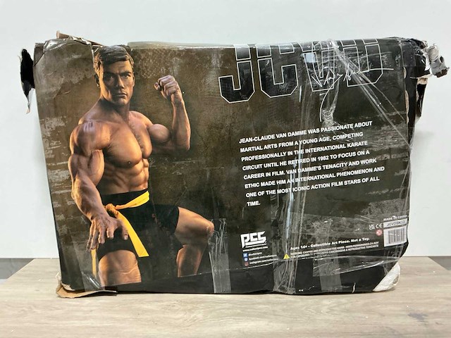 Jean-claude van damme standbeeld - afbeelding 7 van  7