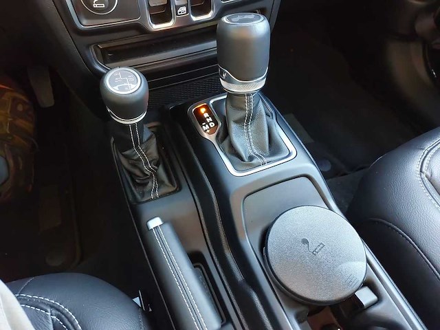 Jeep wrangler unlimited 4xe 380 sahara 2023 | 62-63-92 - afbeelding 28 van  42