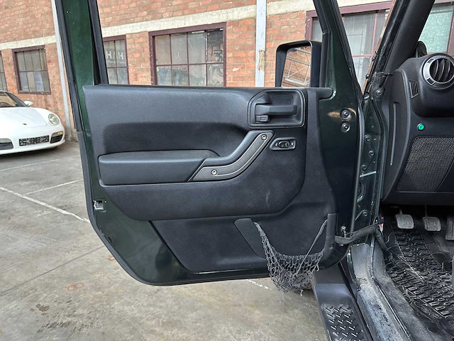 Jeep wrangler unlimited sport 3.8 v6 199pk 2011 - afbeelding 22 van  41