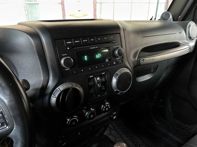 Jeep wrangler unlimited sport 3.8 v6 199pk 2011 - afbeelding 18 van  41