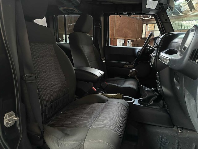 Jeep wrangler unlimited sport 3.8 v6 199pk 2011 - afbeelding 32 van  41