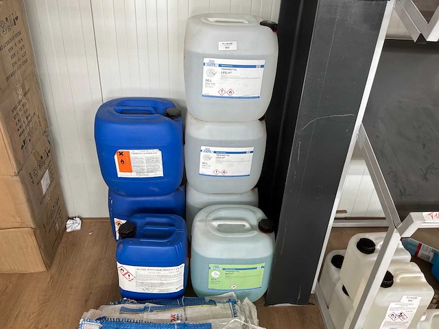 Jerrycan met vloeistoffen (7x) - afbeelding 1 van  5