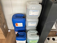 Jerrycan met vloeistoffen (7x) - afbeelding 2 van  5