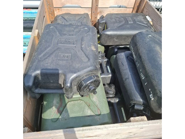 Jerrycans en haspel - afbeelding 4 van  7