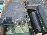 Jerrycans en haspel - afbeelding 4 van  7