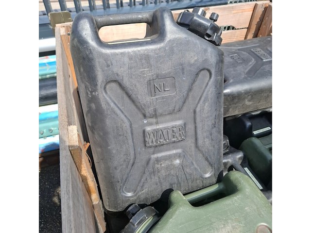Jerrycans en haspel - afbeelding 5 van  7