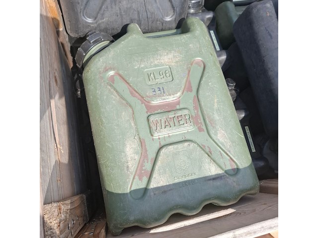 Jerrycans en haspel - afbeelding 6 van  7