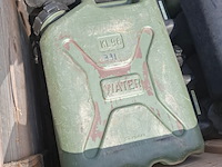 Jerrycans en haspel - afbeelding 6 van  7