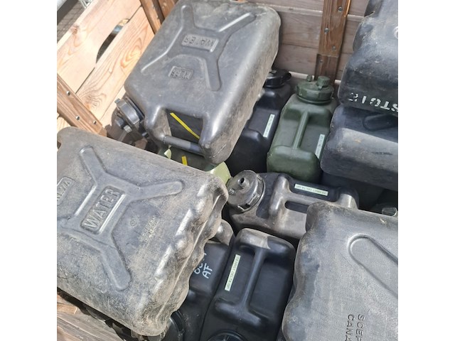 Jerrycans en haspel - afbeelding 7 van  7