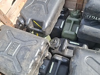 Jerrycans en haspel - afbeelding 7 van  7