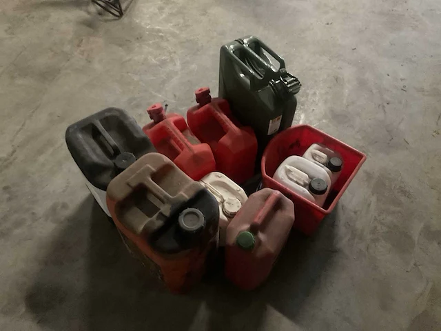 Jerrycans - afbeelding 3 van  3