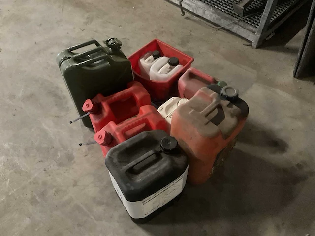 Jerrycans - afbeelding 2 van  3