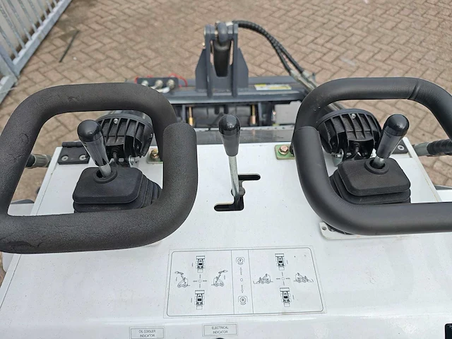 Jining - 2025 - lrt460 - skidsteer loader - afbeelding 4 van  16