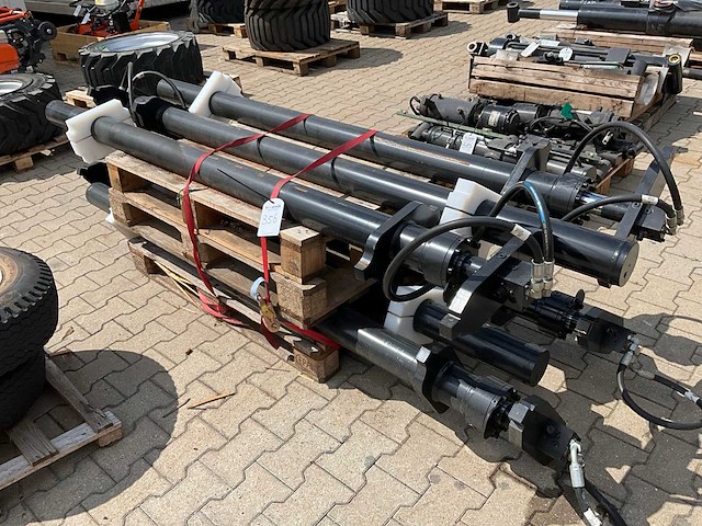 Jlg 1001228086 hydraulische cilinder (6x) - afbeelding 1 van  8