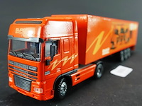 Joal daf 95xf vrachtwagen met gesloten oplegger - afbeelding 1 van  7
