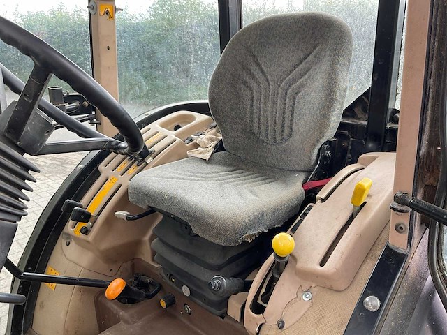 John deere 5515v smalspoor- en compacttractor - afbeelding 17 van  25