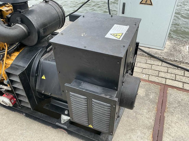 John deere 6068hfg82 6-cilinder scheepsmotor met stamford 165 kva alternator - afbeelding 18 van  23