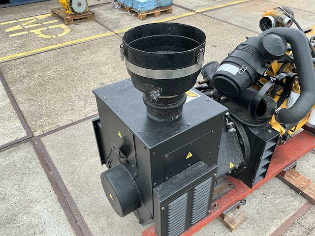 John deere 6068hfg82 6-cilinder scheepsmotor met stamford alternator - afbeelding 7 van  11