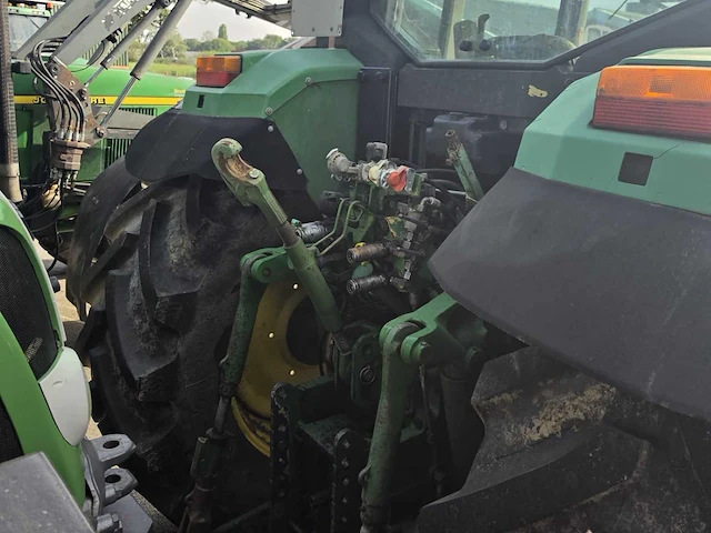 John deere 6810 powerquad 4wd landbouwtractor met fronthef en frontaftakas - afbeelding 9 van  13