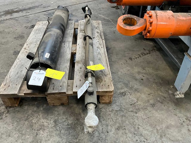 John deere 8,5 mtr schuifmast hydrauliek cilinder - afbeelding 1 van  10