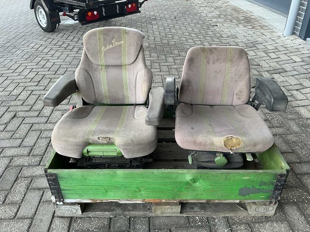John deere tractorstoel (2x) - afbeelding 1 van  3