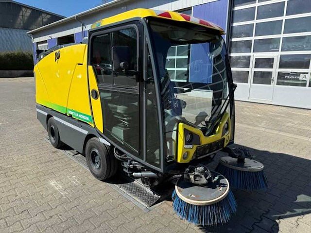 Johnston c202 - 2020 - compacte veegmachine - straatveegmachine - afbeelding 1 van  11