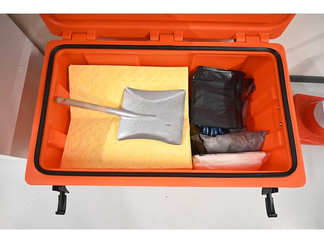 Jonesco jbx 80 mobiele kunststof veiligheids werkplaatskist met inhoud veiligheidspreventie middelen - afbeelding 3 van  8