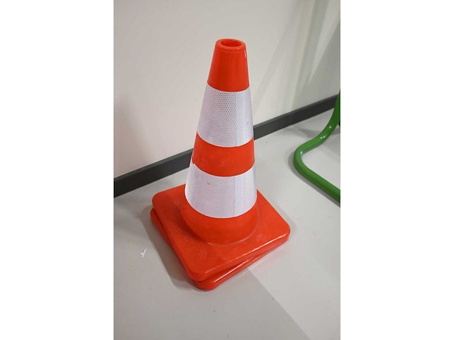 Jonesco jbx 80 mobiele kunststof veiligheids werkplaatskist met inhoud veiligheidspreventie middelen - afbeelding 6 van  8