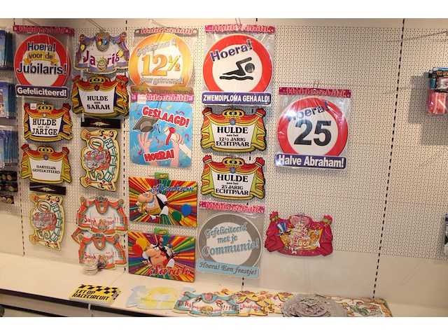 Jubileumschilden op twee wandschappen. - afbeelding 1 van  3