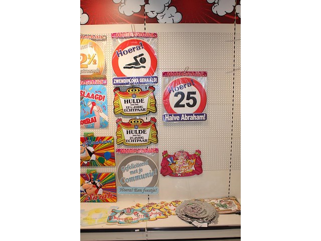 Jubileumschilden op twee wandschappen. - afbeelding 2 van  3