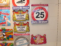 Jubileumschilden op twee wandschappen. - afbeelding 2 van  3
