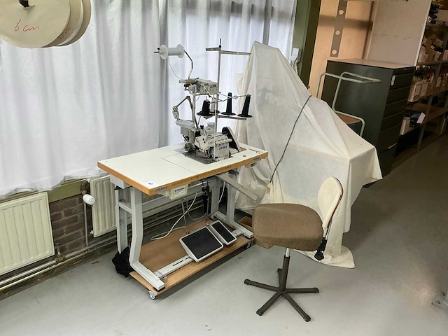 Juki mo-6714da lockmachine - afbeelding 1 van  8