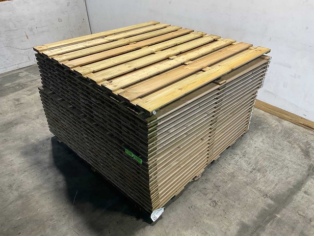 Jumbo tuinscherm 180x180 cm 17-planks - geschaafd en groen geïmpregneerd (5x) - afbeelding 1 van  7
