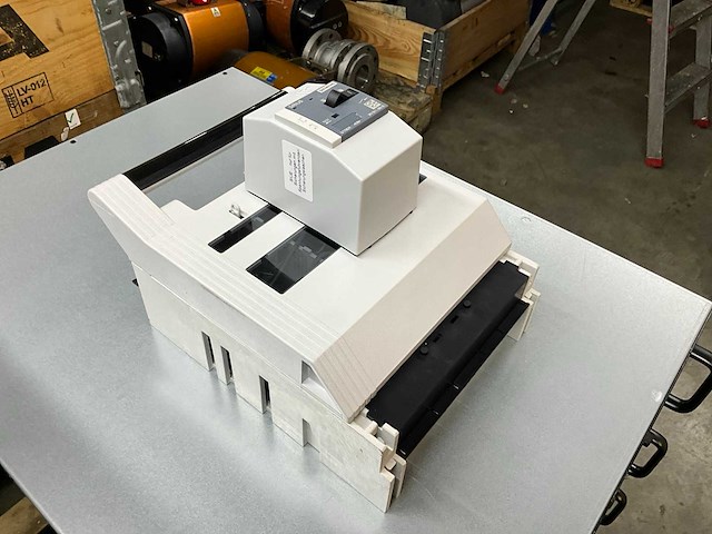 Jung 1 dtl 250 stroomonderbreker 3p (12x) - afbeelding 2 van  7