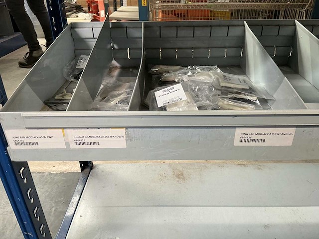 Jung divers schakelmateriaal - afbeelding 2 van  17