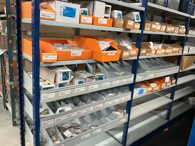 Jung divers schakelmateriaal - afbeelding 1 van  17