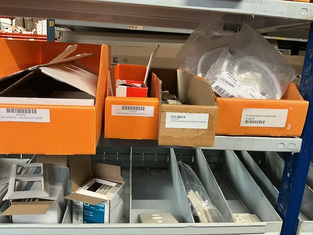 Jung divers schakelmateriaal - afbeelding 13 van  17