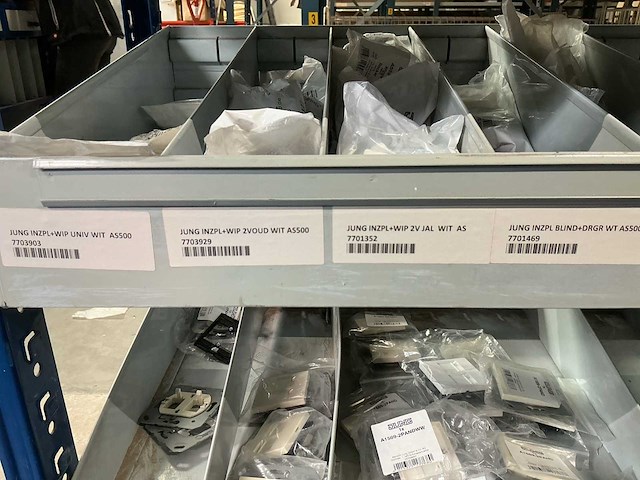 Jung divers schakelmateriaal - afbeelding 16 van  17