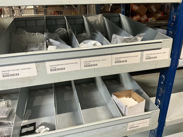 Jung divers schakelmateriaal - afbeelding 17 van  17