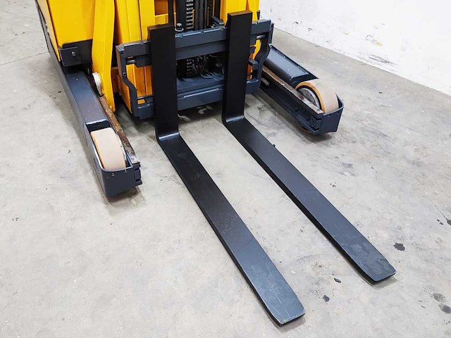 Jungheinrich - 2012 - etv 216 - reach truck - afbeelding 1 van  5