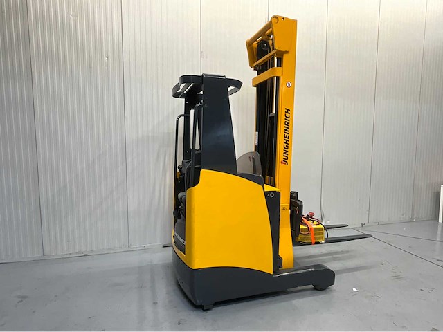 Jungheinrich etv110 - reachtruck - tiplex - freelift - sideshift - acculader - 4761 uur - 6,8m - afbeelding 15 van  17
