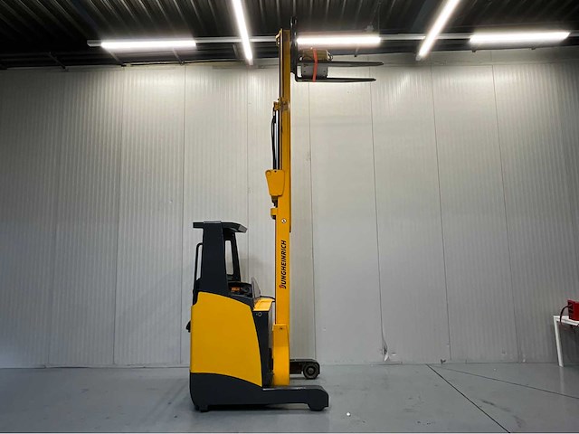 Jungheinrich etv110 - reachtruck - tiplex - freelift - sideshift - acculader - 4761 uur - 6,8m - afbeelding 17 van  17