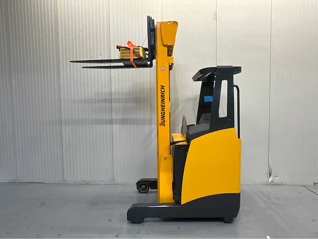 Jungheinrich etv110 - reachtruck - tiplex - freelift - sideshift - acculader - 4761 uur - 6,8m - afbeelding 1 van  17