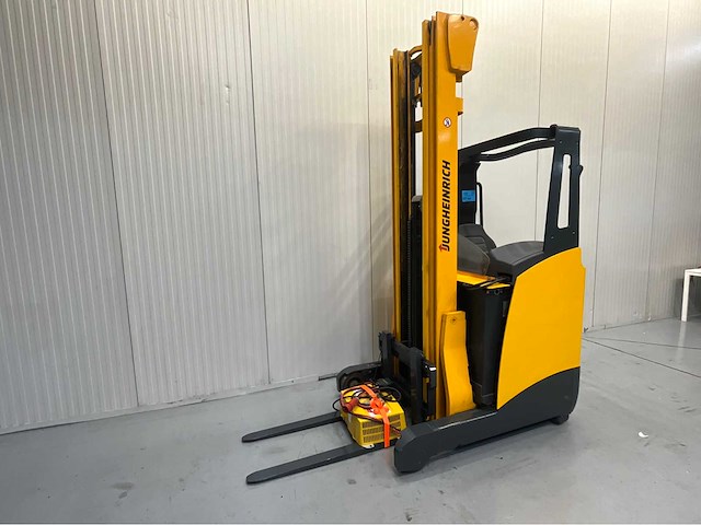 Jungheinrich etv110 - reachtruck - tiplex - freelift - sideshift - acculader - 4761 uur - 6,8m - afbeelding 10 van  17