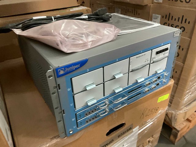 Juniper m10i routers (7x) - afbeelding 1 van  4
