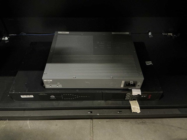 Juniper switch & apc by schneider (2x) - afbeelding 1 van  5